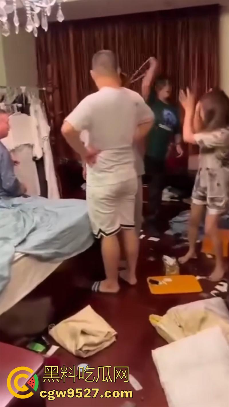 带人捉奸竟将自己抓走，女子发现老公出轨，带家人现场捉奸，疯狂殴打小三，结果警察到了竟把她抓了！-3