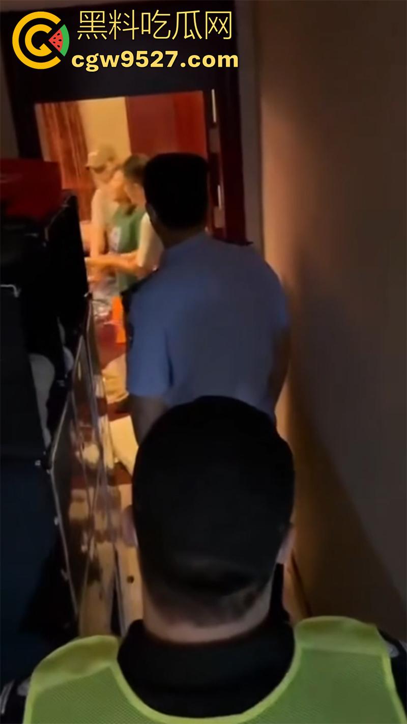 带人捉奸竟将自己抓走，女子发现老公出轨，带家人现场捉奸，疯狂殴打小三，结果警察到了竟把她抓了！-7