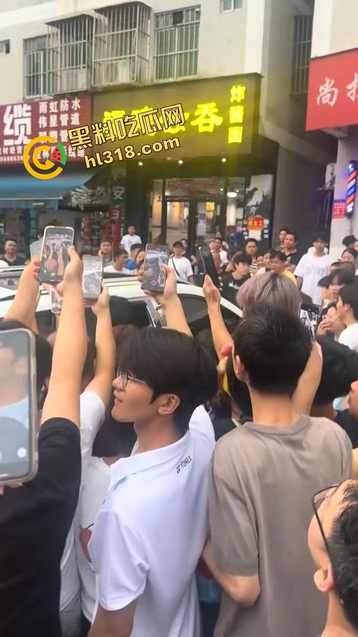南宁西乡塘正宫发飙，手撕小三现场乱成狗，渣男当街下跪求饶变孙子脸都丢光了！-1