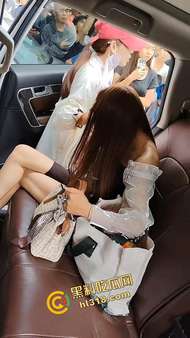 南宁西乡塘正宫发飙，手撕小三现场乱成狗，渣男当街下跪求饶变孙子脸都丢光了！-10