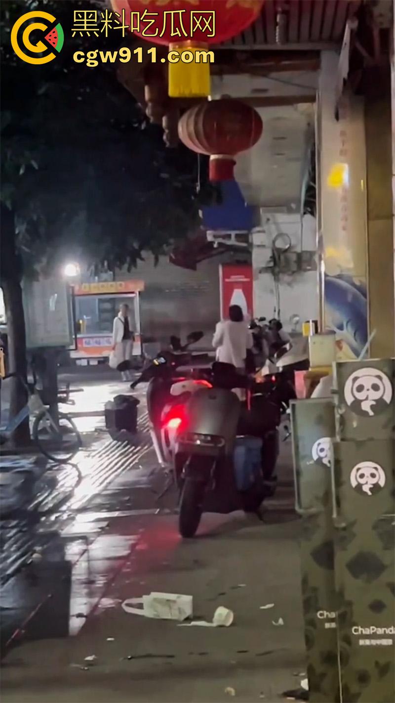 四川简阳挥刀砍人事件，儿子发现女友被老爸操了，带妈妈去捉奸，争吵中抄其附近饭店菜刀砍人！-7