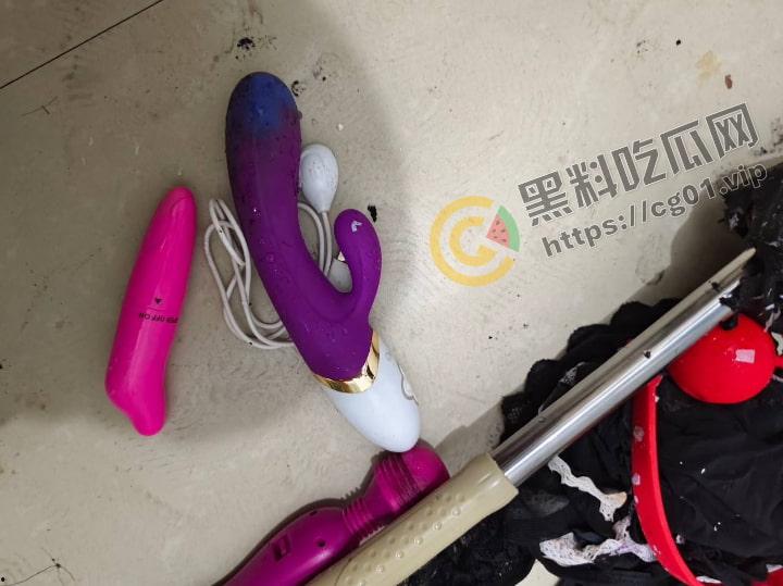 原女大学生宿舍改成男寝 遗留下海量电动玩具 到底是宿舍还是鸡窝？-6