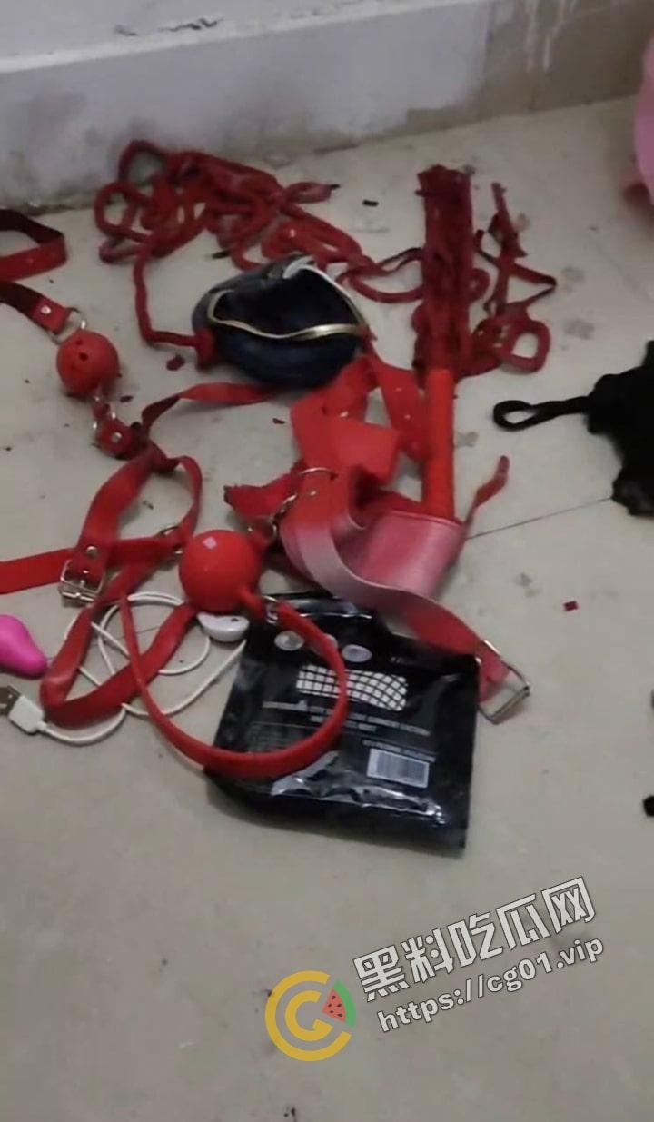 原女大学生宿舍改成男寝 遗留下海量电动玩具 到底是宿舍还是鸡窝？-9